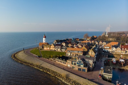 Een luchtfoto van Urk, met onder andere de vuurtoren in beeld.